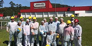 Alunos da Escoop visitam Cooperativa Languiru